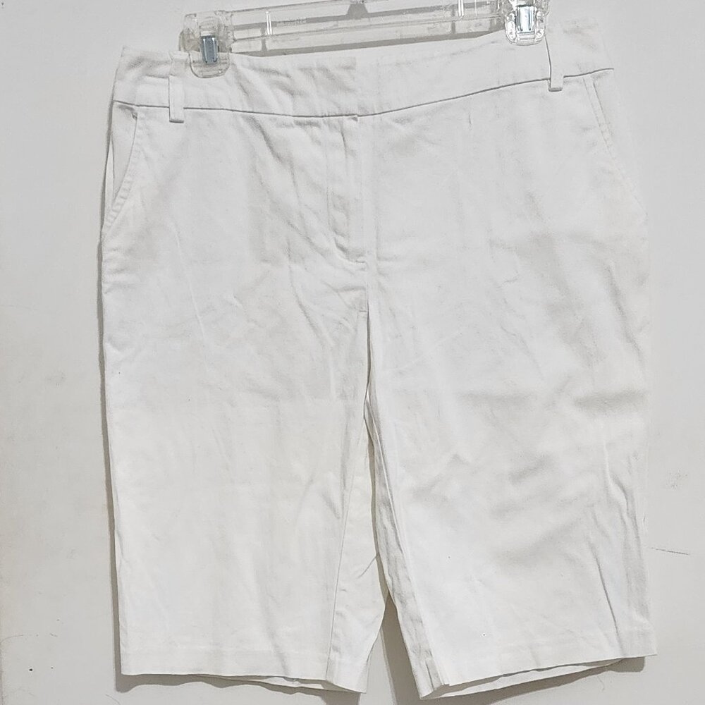 Cato, Ladies White Bermuda Shorts, Size 10.